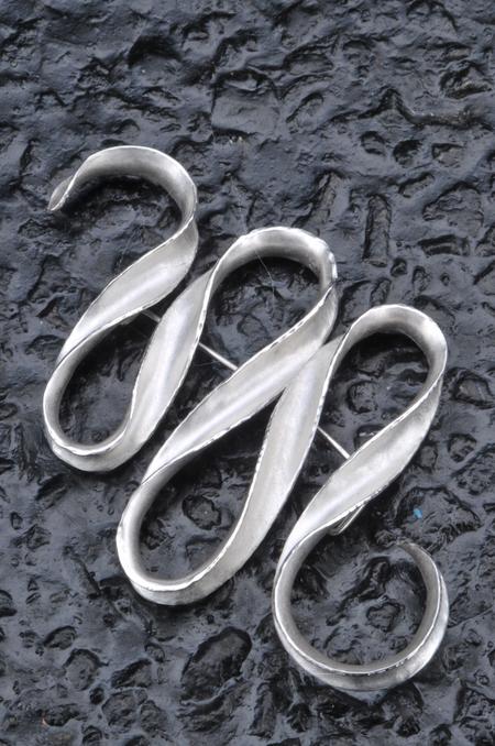 Meander brooch