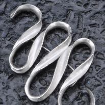 Meander brooch