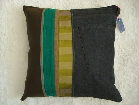 Denim pocket cushion with Oz wool