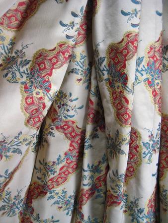 c9100 red and cream wavy brocade