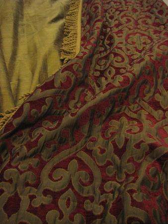 c9582 red and gold tudor 