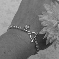 Gold Collection - 9ct Gold Star and Fresh Water Pearl Bracelet £90