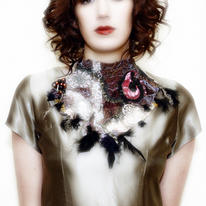 Neck piece with feathers